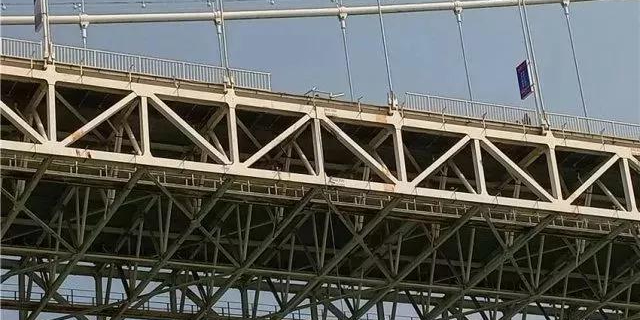 重慶大巴墜江怪防護(hù)欄桿？設(shè)計(jì)、施工企業(yè)表示“這個(gè)鍋不背”！